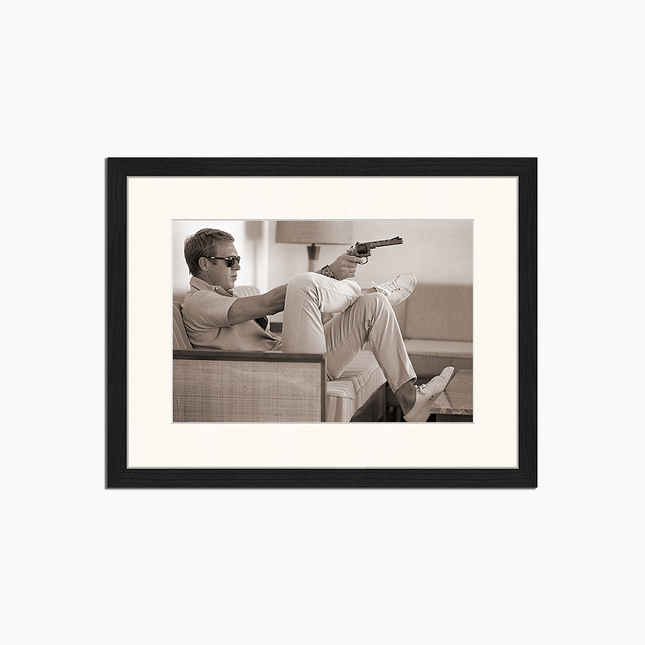 Steve McQueen with Gun - Print Muurdecoratie