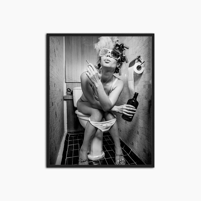 Toilet Girl - Print Muurdecoratie